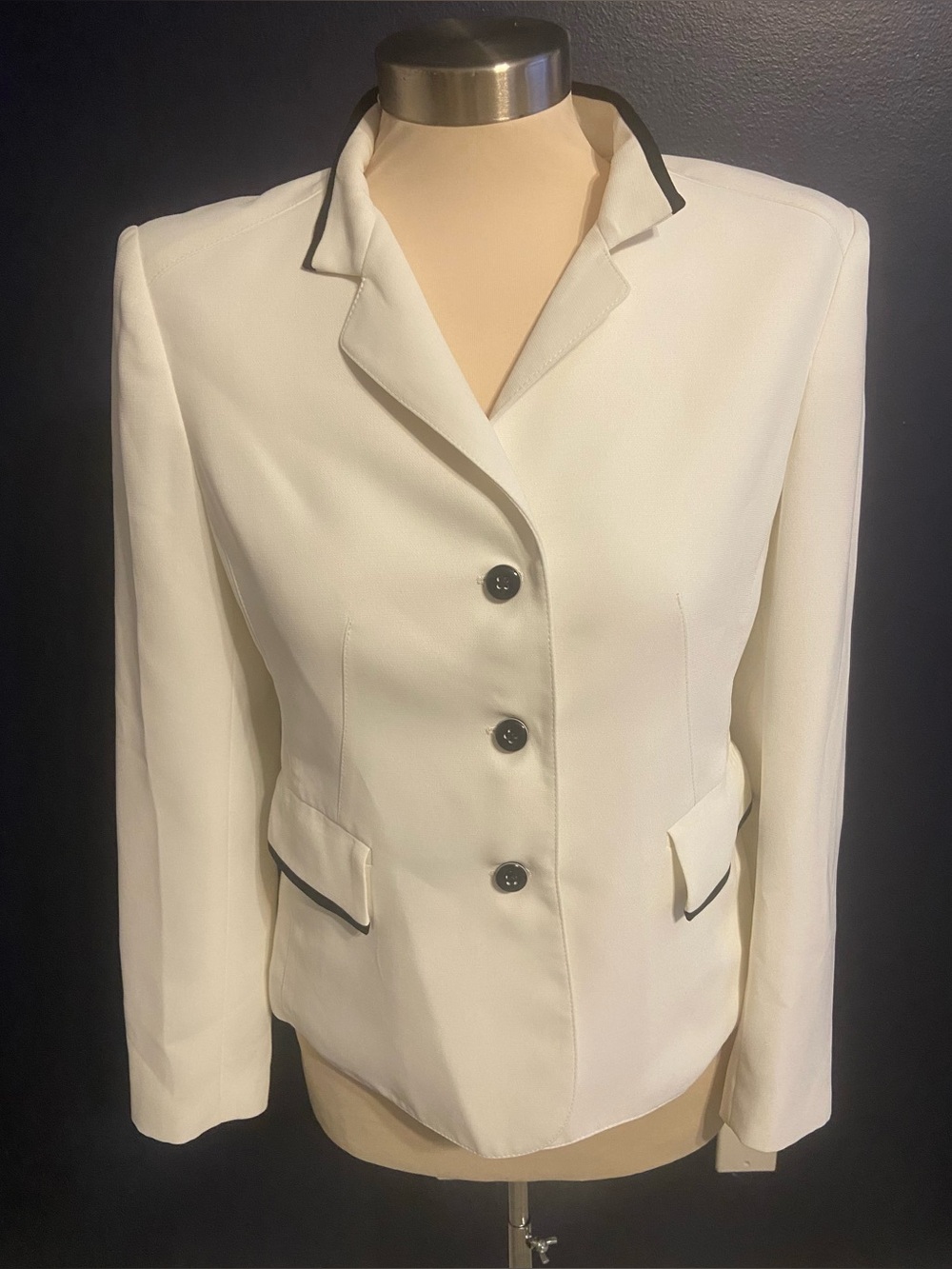 Le Suit Essentials White Blazer with Black Trim - Size 6P